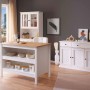 Weiße Kücheninsel Julina mit Holzplatte und zwei Regalböden im modernen Küchenambiente.