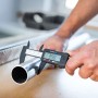Digitaler Messschieber bei der Messung eines Rohrs. Präzises Messwerkzeug für Werkstatt und Heimwerker.