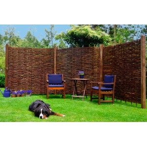 T & J Weidengeflechtzaun Aso 180x180 cm im Garten mit Möbeln und Hund.