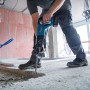 Bosch Professional GBH 18V-28 DC Akku Bohrhammer im Einsatz beim Bohren in Beton.