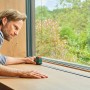 Mann misst mit Bosch Maßband 5m ein Fensterbrett. Prüfwerkzeug für präzises Messen.