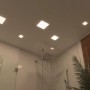 Eingebaute, eckige Paulmann LED-Einbaupanels Veluna in einem Badezimmer mit Dusche.