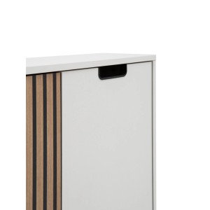 Detailansicht: Weißes Schildmeyer Highboard Ryker mit Akustikpaneel-Optik und schwarzem Griff.