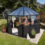 Schwarzes Vitavia Hera Life 9000 Gewächshaus mit Sicherheitsglas/Hohlkammerplatten im Garten.