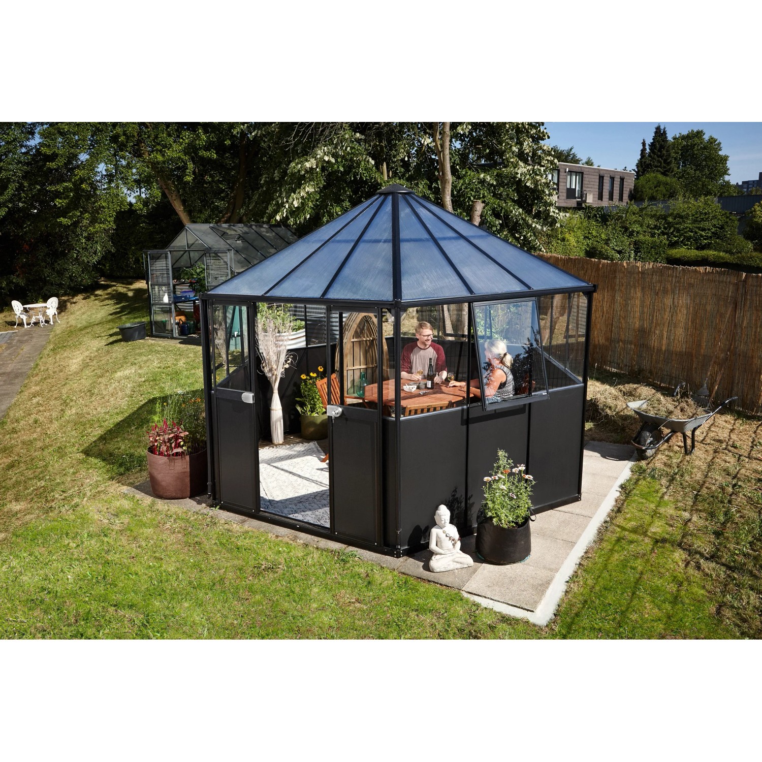 Schwarzes Vitavia Hera Life 9000 Gewächshaus mit Sicherheitsglas/Hohlkammerplatten im Garten.
