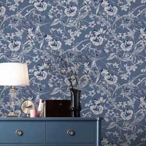 Laura Ashley Vliestapete Summerhill Midnight Blue mit Blumenmuster auf blauem Grund.