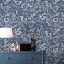 Laura Ashley Vliestapete Summerhill Midnight Blue mit Blumenmuster auf blauem Grund.