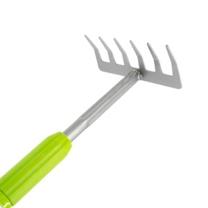 Galaflor Kleinrechen aus Stahl mit Teleskopstiel und grünem Anti-Rutsch-Griff.