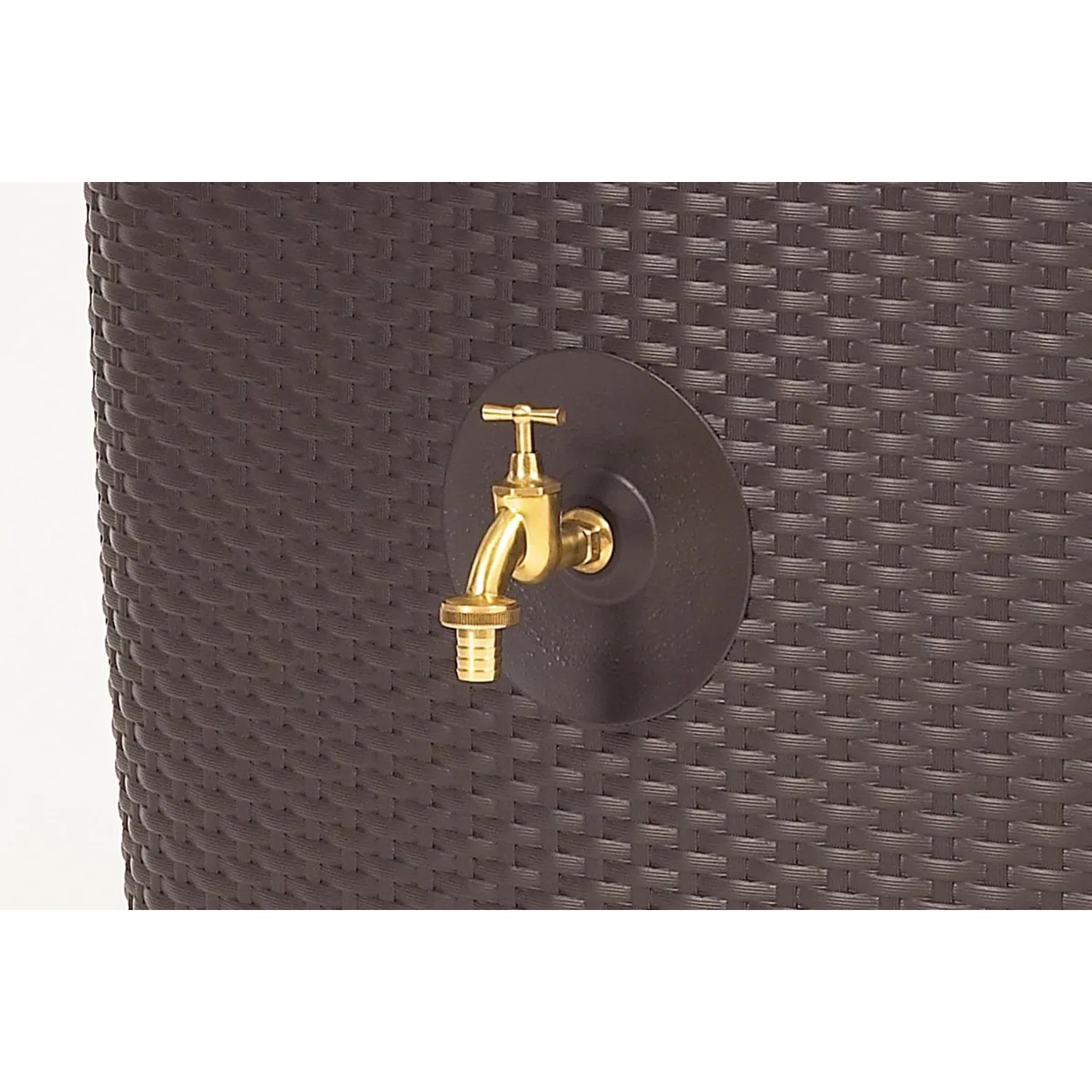 Detailaufnahme: Garantia Wandtank Sunda 300 l in Mocca mit goldenem Auslaufhahn.