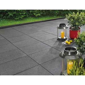 Verlegte, anthrazitfarbene Terrassenplatten Vicenza 60x40 cm mit Natursteinkörnung auf Terrasse mit Dekoration.