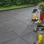 Verlegte, anthrazitfarbene Terrassenplatten Vicenza 60x40 cm mit Natursteinkörnung auf Terrasse mit Dekoration.