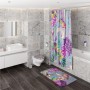 Badezimmer mit Sanilo Seifenspender Kolibri, Duschvorhang, WC-Sitz und Badteppich mit Blumen- und Vogelmuster.