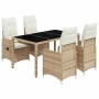 Beiges 5-tlg. Garten-Bistro-Set aus Polyrattan mit Tisch und verstellbaren Stühlen mit Kissen.