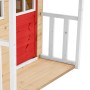 Detailaufnahme: Zwerkules Spielhaus Lolla mit roter Tür und Veranda. FSC®-zertifiziertes Holz.