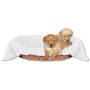 Zwei Labradorwelpen kuscheln in einem Hundekorb mit weißer Bestlivings Mikrofaser Hundedecke.