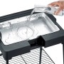 Severin Standgrill PG 8566: Wasser wird in die Grillplatte gegossen.