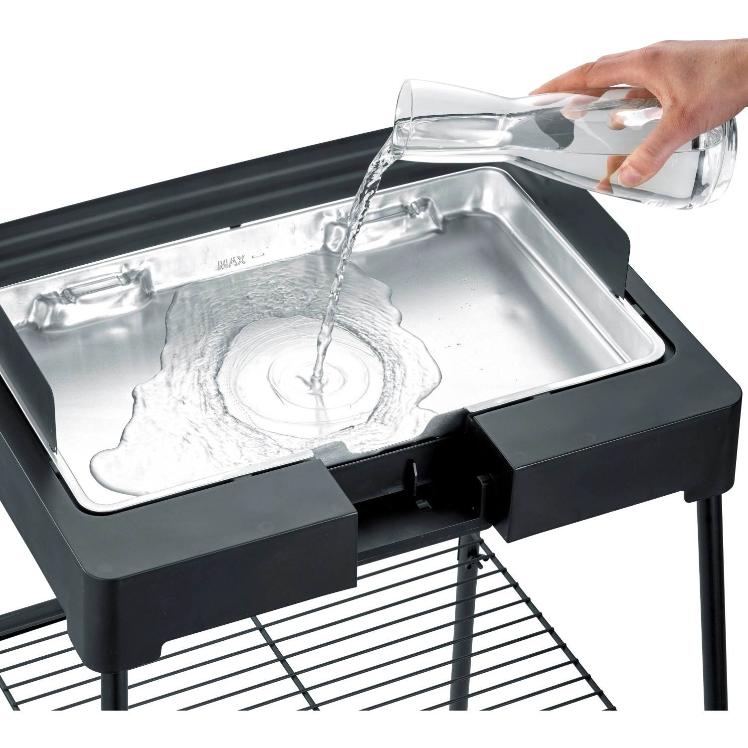Severin Standgrill PG 8566: Wasser wird in die Grillplatte gegossen.