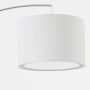 Detailaufnahme der weißen Brilliant Stehleuchte Clarie, eine moderne Bogenlampe.