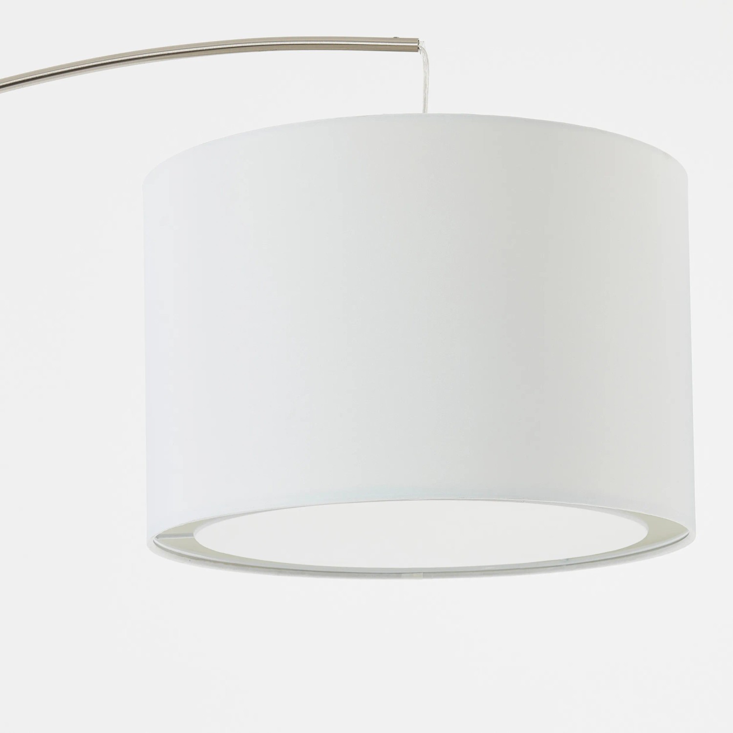 Detailaufnahme der weißen Brilliant Stehleuchte Clarie, eine moderne Bogenlampe.