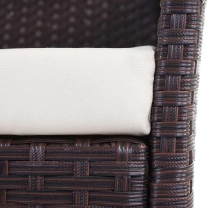 Brauner Poly-Rattan Gartensessel mit cremefarbenem Sitzkissen. Detailansicht des Flechtwerks für Gartenstühle.