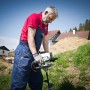 Zipper Erdbohrer ZI-ELB70 im Einsatz beim Bohren von Erdlöchern.