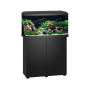 Schwarzes Juwel Aquarium-Set Primo 110 mit Unterschrank, befüllt mit Fischen und Pflanzen.