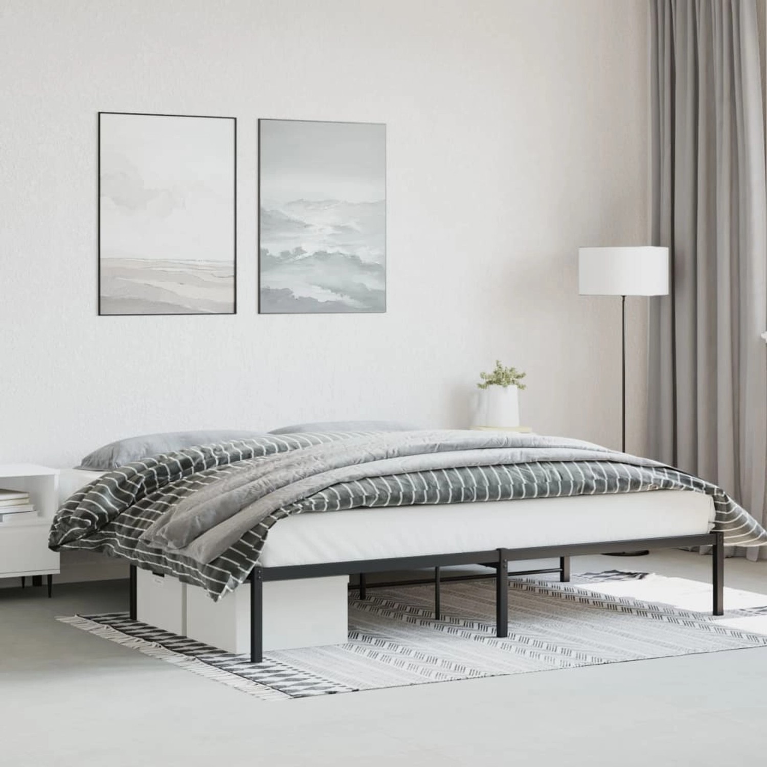 Schwarzes Metall Bettgestell (193x203 cm) von vidaXL mit Stauraum unter dem Bett.