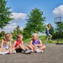 Kinder beim Basketballspielen mit dem Salta Basketballständer Dribble im Garten.