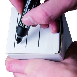 Hand beschriftet weiße PROREGAL Plan-Box aus Wellpappe. Ideal für Versand, Lagerung und Archivierung von Dokumenten.
