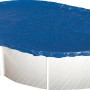 Blaues Steinbach Sommerabdeckplane für Ovalbecken (730x370 cm) auf einem Pool.