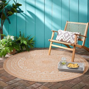Beiger, runder Ayyildiz Outdoor-Teppich Comilla (160x160 cm) im Vintage-Design auf Terrasse.
