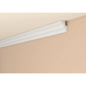 Weißes Decorate Zierprofil KZL02 (1,5 m) an Decke und Wand.