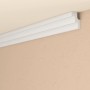 Weißes Decorate Zierprofil KZL02 (1,5 m) an Decke und Wand.