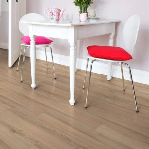 Verlegter Project Floors Klebe-Vinylboden Home/30 PW 3240/30 in Eichenholzoptik unter Tisch und Stühlen.