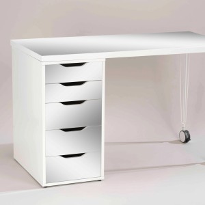 Venilia Klebefolie Spiegel auf weißem Schubladenelement, 45x150cm, für Möbeldesign.