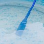Planet Spa Bodensauger im Whirlpool. Blaues Reinigungsgerät unter Wasser.