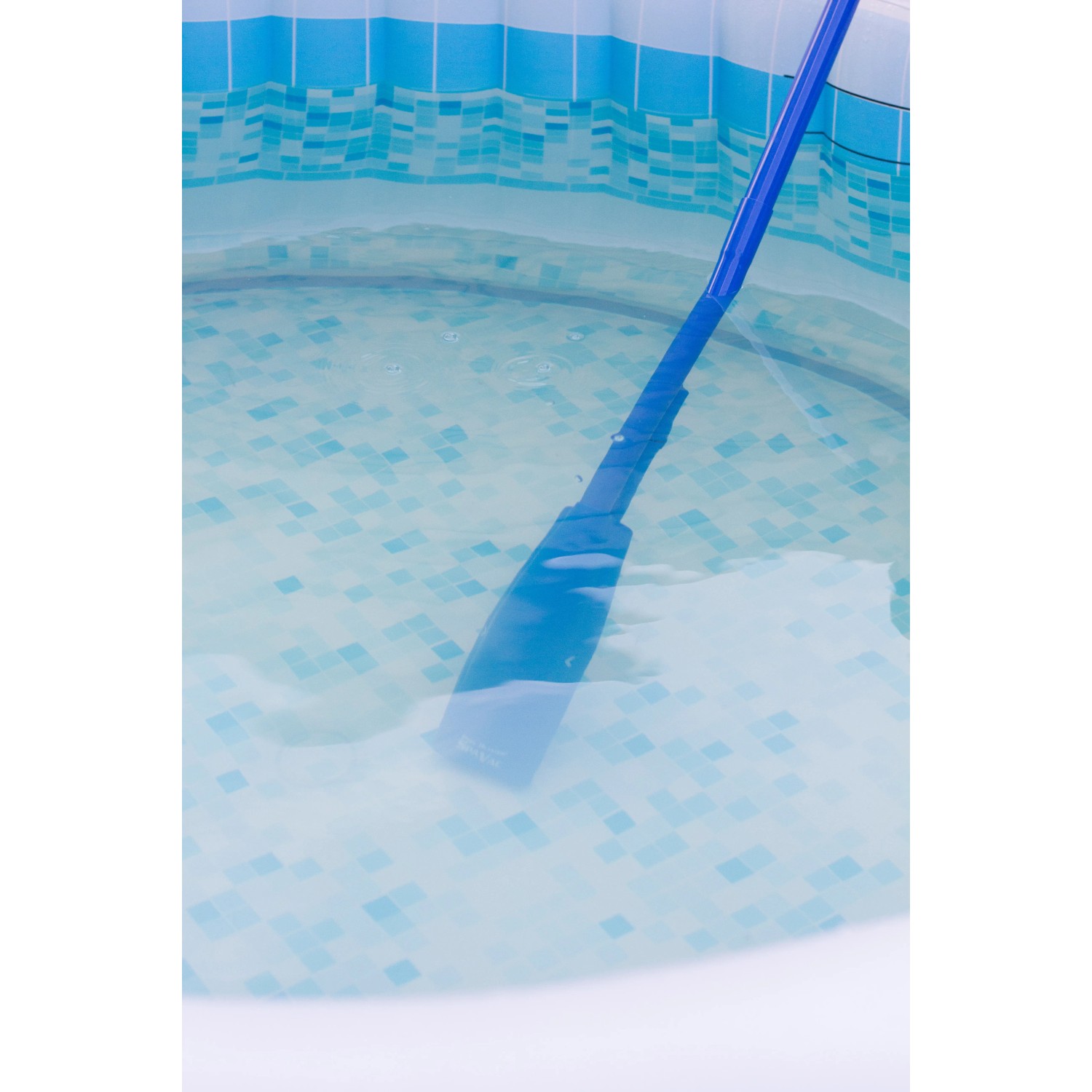 Planet Spa Bodensauger im Whirlpool. Blaues Reinigungsgerät unter Wasser.