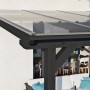 Skan Holz Terrassenüberdachung Bormio, anthrazitfarbenes Leimholz mit klarer Doppelstegplatte.