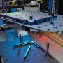 STAHLWERK Spannbolzen D22 mm fixieren Metallprofile auf einem Schweißtisch mit Lochplatte für Schweißarbeiten.