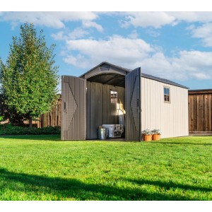 Graues Lifetime Gerätehaus Utah mit geöffneten Doppeltüren, Regalen und Fenstern im Garten.