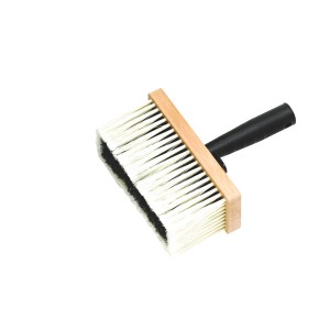 LUX Tapetenquast klein, 17x7cm, mit hellem Buchenholzkorpus und schwarzem Kunststoffgriff. Zum Kleister auftragen.