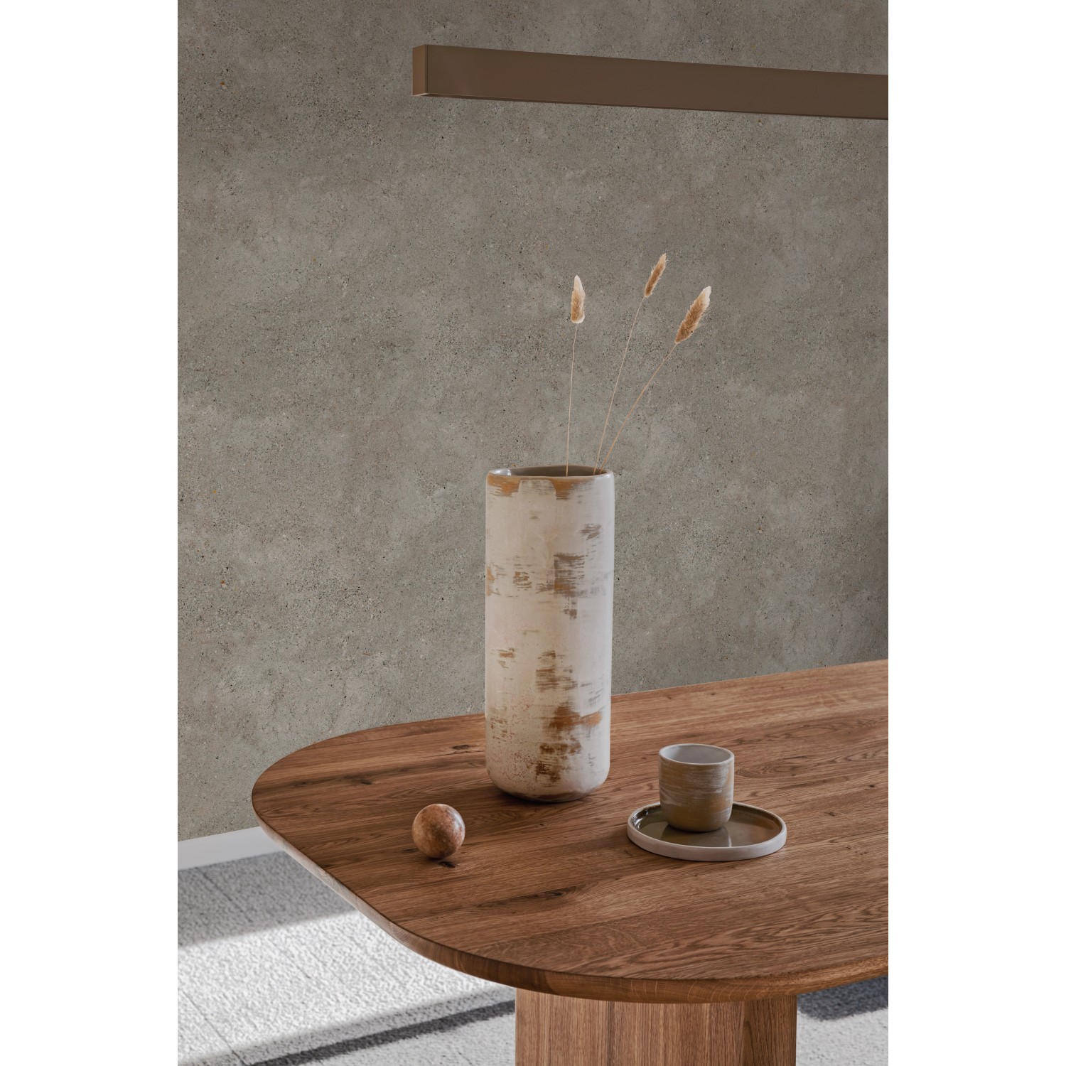 Grosfillex Wandpaneel Element 3D Optik Grigo Matt an Wand hinter Tisch mit Deko.