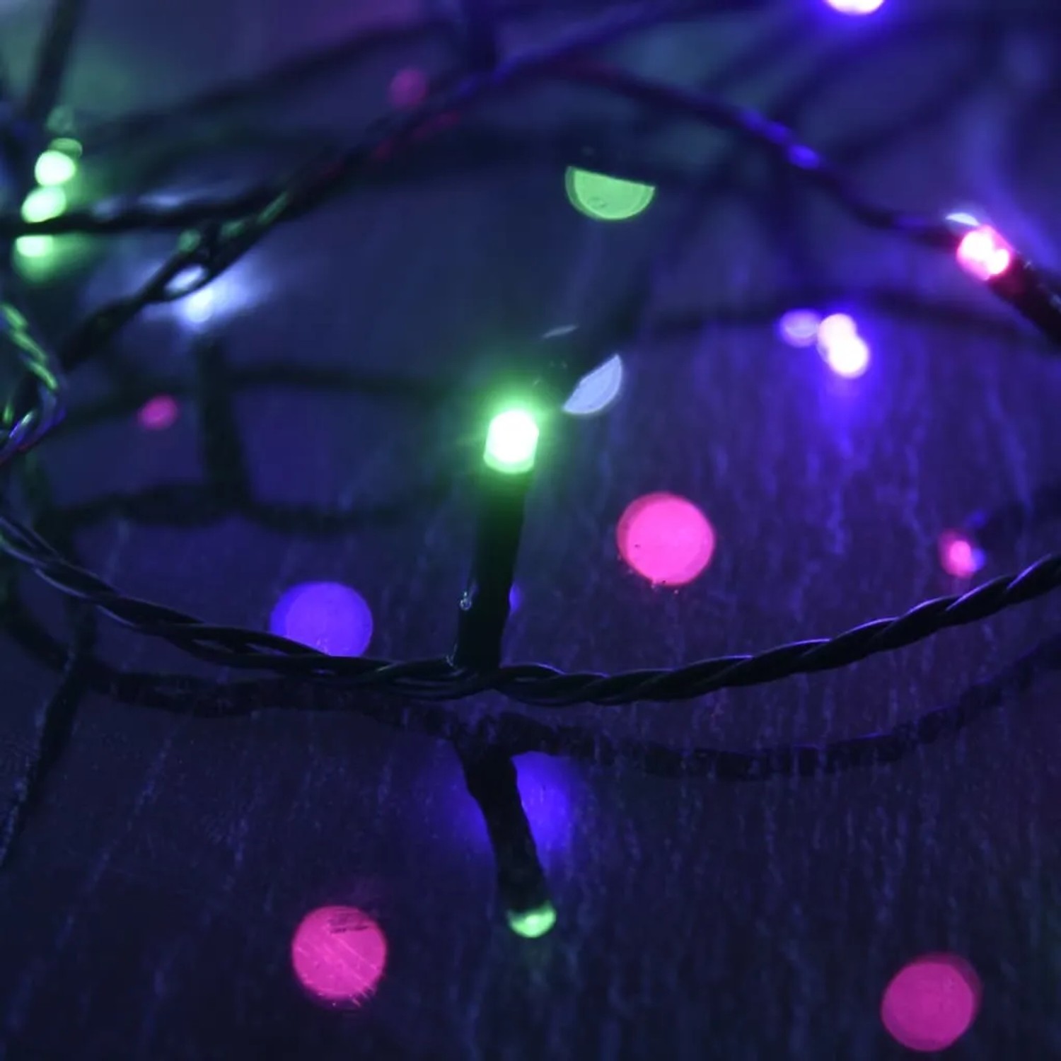 Nahaufnahme der pastellfarbenen vidaXL LED-Lichterkette mit 400 LEDs, ideal für stimmungsvolle Außenbeleuchtung.