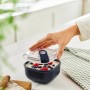 Rotho Frischhaltedose Ela, 0,425 l, dunkelblau, mit Joghurt und Beeren gefüllt.