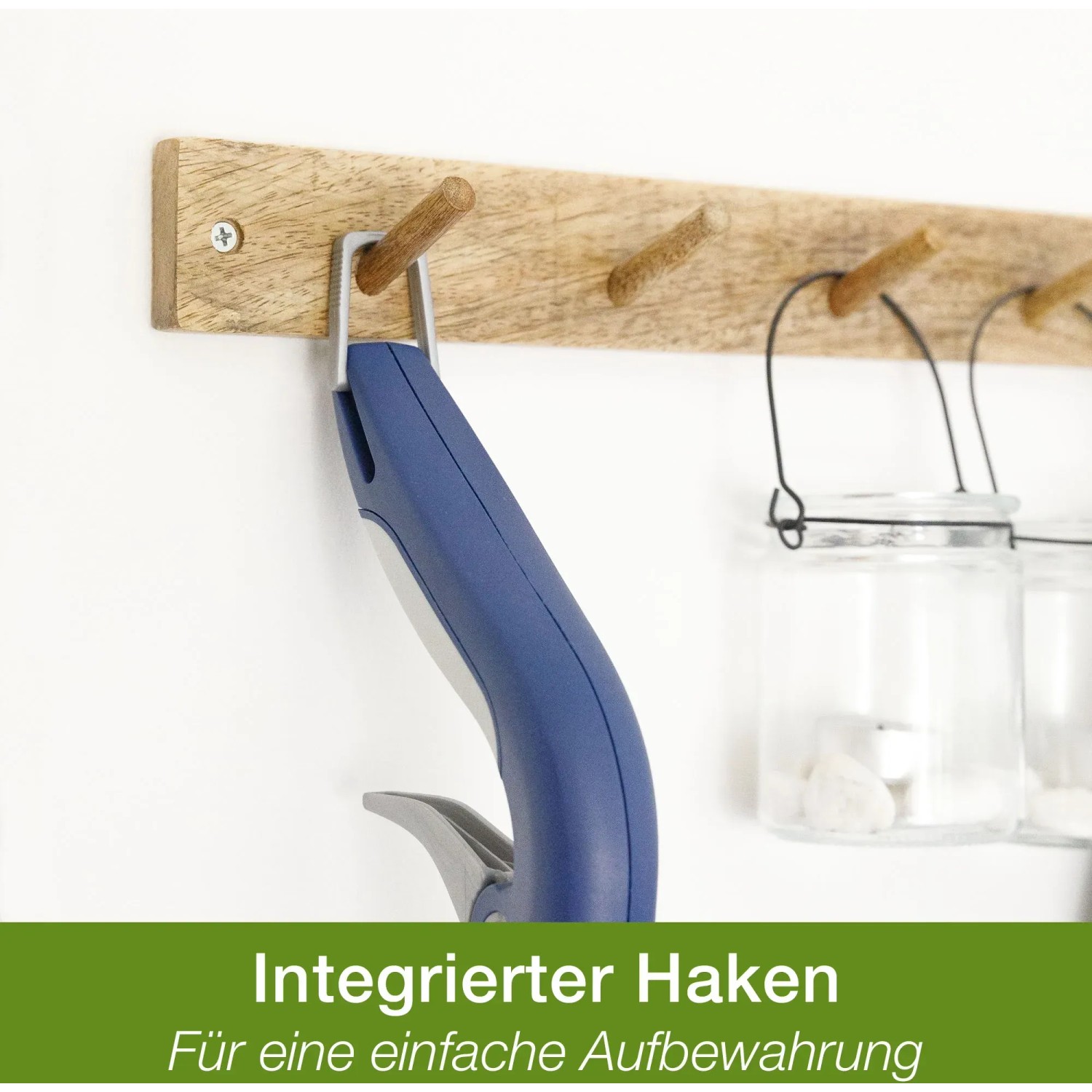 Bona Spray Mop mit Kartusche hängt an Garderobe. Ideal zur Reinigung von Hartböden.