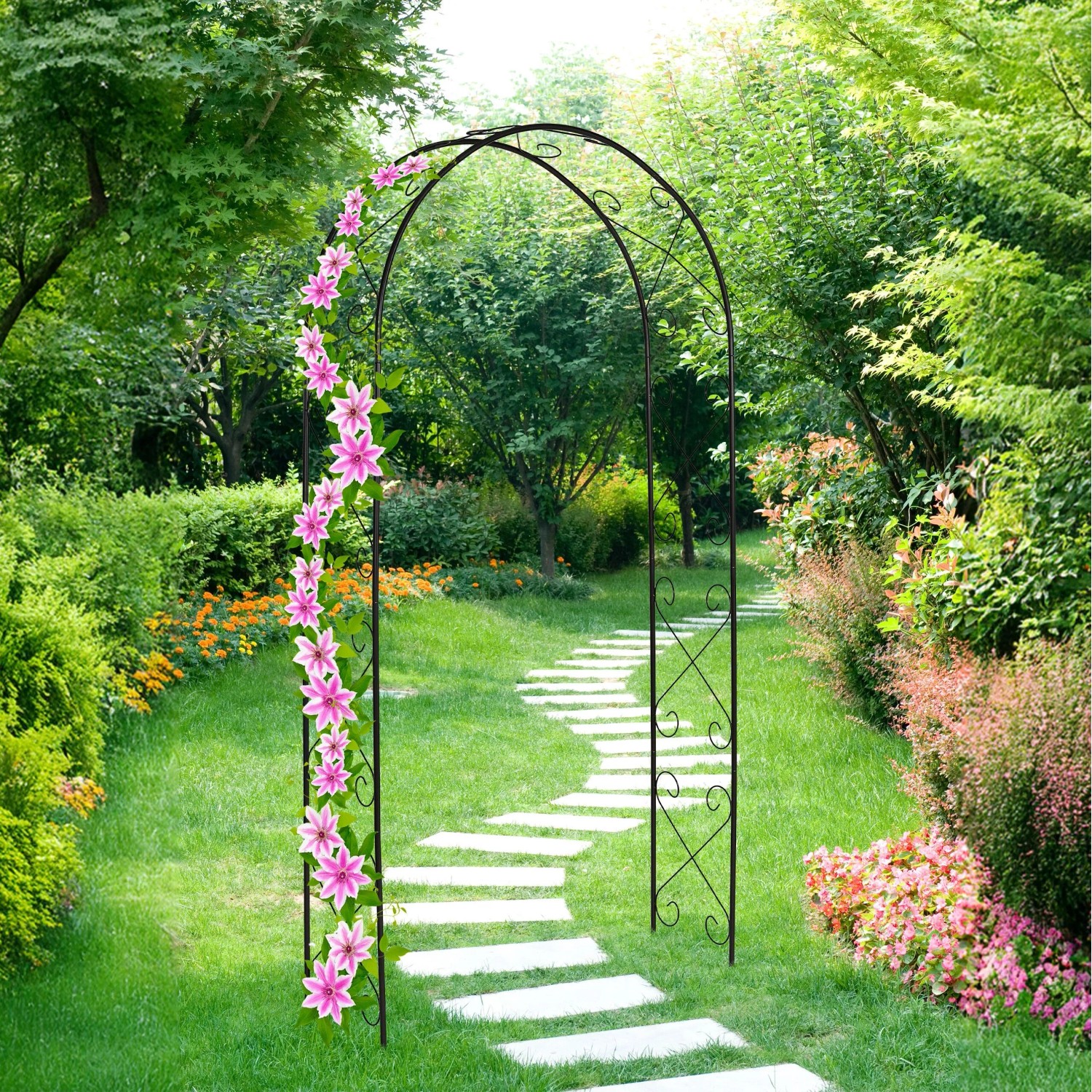 Schwarzer Stahl Rosenbogen als Rankhilfe für Kletterpflanzen im Garten, mit pinken Blüten und Gartenweg.