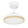 Runder Eglo LED-Deckenventilator Malpica, weiß mit Holzoptik-Rand. Als Deckenleuchte mit eingezogenen Flügeln.