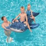 Bestway Schwimmtier Walhai mit Kindern im Pool. Aufblasbarer Wal für Wasserspaß.