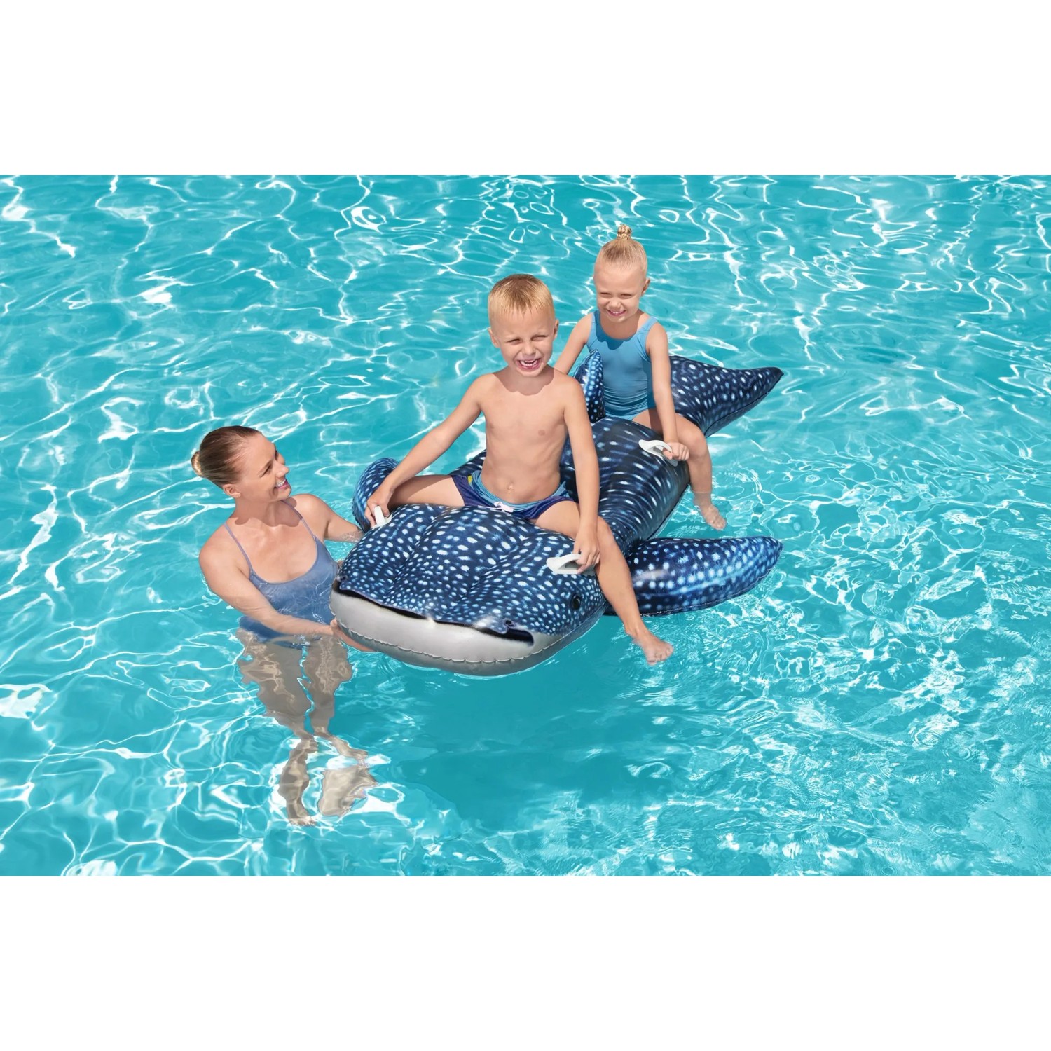 Bestway Schwimmtier Walhai mit Kindern im Pool. Aufblasbarer Wal für Wasserspaß.