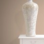 Origin Wallcoverings Tapete Kleine Ornamente Taupe: Detailaufnahme des Musters an der Wand.